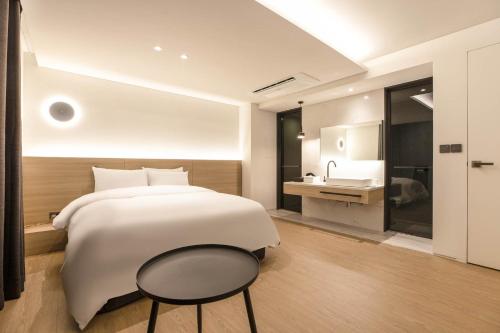 Un ou plusieurs lits dans un hébergement de l'établissement H hotel Gasan