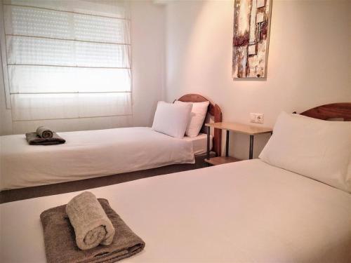 Een bed of bedden in een kamer bij Bright spacious 2 BDR Apt, near Arenal beach Javea , + FREE parking