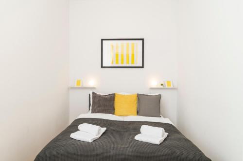 sypialnia z łóżkiem i dwoma ręcznikami na nim w obiekcie Prater Balcony Suite w Wiedniu