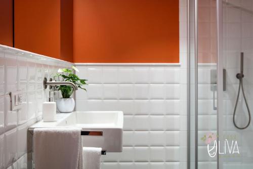 a bathroom with a sink and a shower at Casa Oliva Quero in Quero