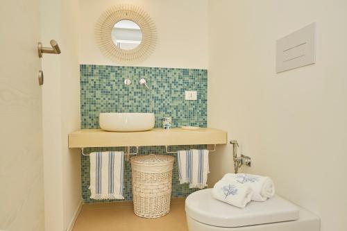 a bathroom with a sink and a toilet at CASA sugli SCOGLI in Fontane Bianche