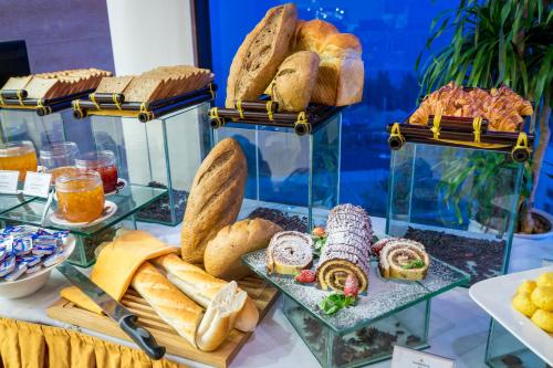een bord brood en gebak op een tafel bij Amazing Hotel Sapa in Sa Pa