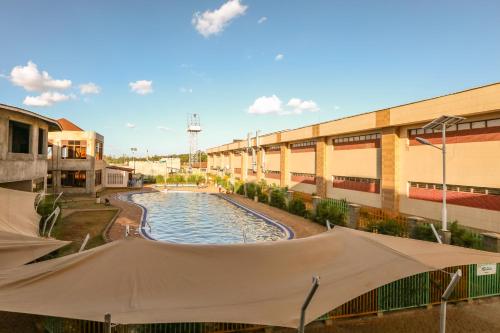 una piscina al centro di un edificio di Maxland Hotel a Nairobi