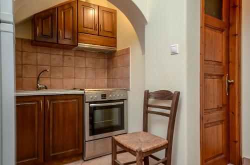 Η κουζίνα ή μικρή κουζίνα στο Theonis Villas