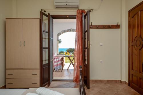 Ένα ή περισσότερα κρεβάτια σε δωμάτιο στο Theonis Villas