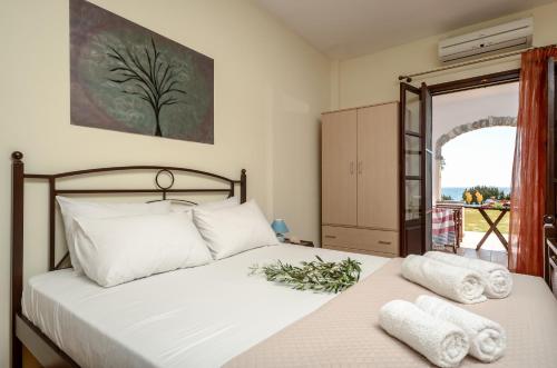 Ένα ή περισσότερα κρεβάτια σε δωμάτιο στο Theonis Villas