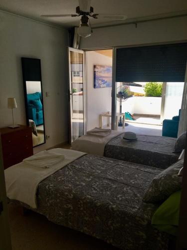 een slaapkamer met 2 bedden en een grote spiegel bij Casa Pammy in Málaga