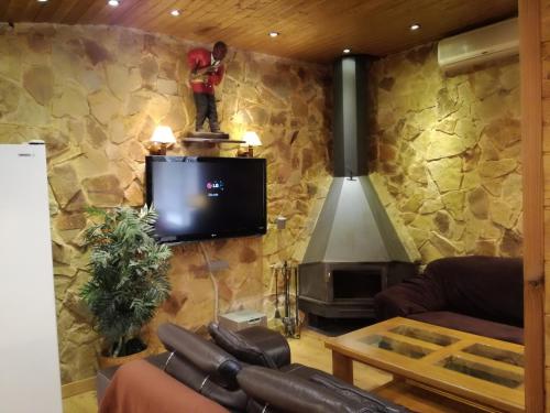 Casa Axier-Chalet con Piscina privada y chimeneaにあるテレビまたはエンターテインメントセンター