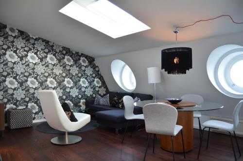 ein Wohnzimmer mit einem Tisch und Stühlen in der Unterkunft DA Hotel Apartments in Göteborg