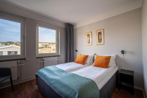 Postel nebo postele na pokoji v ubytování Enter Amalie Hotel