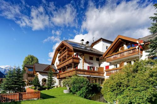 a large house with a gambrel at Apartments Residence Montana in Rasun di Sopra