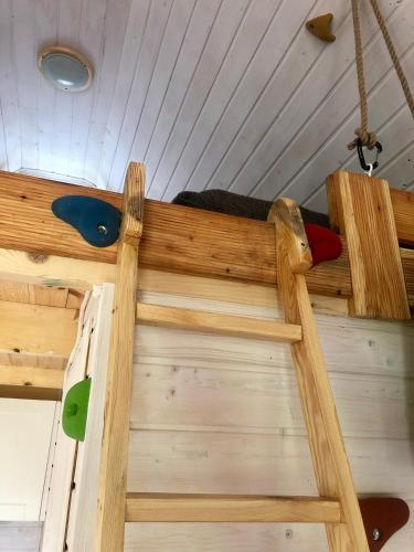 a wooden platform in a room with two spoons at Browarówka in Łomnica