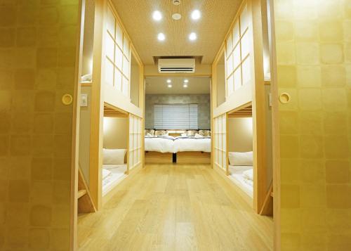 Una habitación con una cama en el medio. en コンドミニアムホテル 渋谷GOTEN Condominium Hotel Shibuya GOTEN, en Tokio