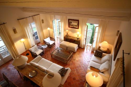 uma vista aérea de uma sala de estar com sofás e cadeiras em Villa des Oliviers em Sanary-sur-Mer