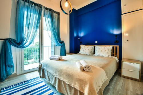 Postel nebo postele na pokoji v ubytování Cozy Blue Apartment
