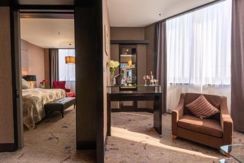 Postel nebo postele na pokoji v ubytování New World Suites