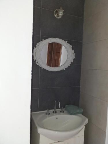 y baño con lavabo y espejo. en Viamonte Rest Depto en Ciudad Lujan de Cuyo