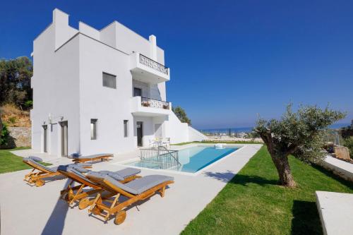 Bazén v ubytovaní Apartment Tilio - New apartment with private pool 1400m from the beach alebo v jeho blízkosti