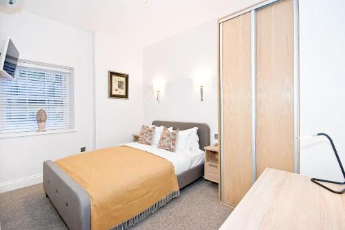Schlafzimmer mit einem Bett und einer Glasschiebetür in der Unterkunft Eldon Chambers Pod 2 by City Living London in London