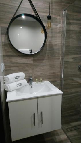 a bathroom with a white sink and a mirror at Willowa Chata in Dzianisz