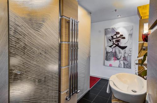 ein Bad mit einer Dusche, einem WC und einem Waschbecken in der Unterkunft Linsberg Asia Hotel, Spa & Therme - Adults Only in Bad Erlach