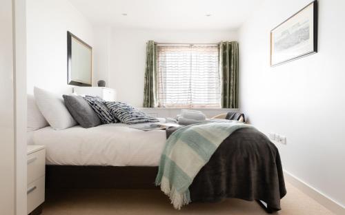 una camera da letto con un letto coperto di Fabulous 3 Bed 2 Bath near Victoria Station a Londra