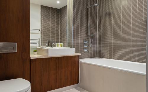 A bathroom at Fabulous 3 Bed 2 Bath near Victoria Station