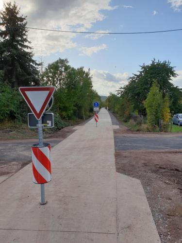 a sidewalk with street signs on the side of a road at Ferienwohnung Wendehake in Quedlinburg