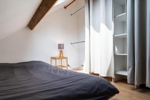 une chambre avec un lit et une fenêtre dans l'établissement Little Suite Paulette, à Lille