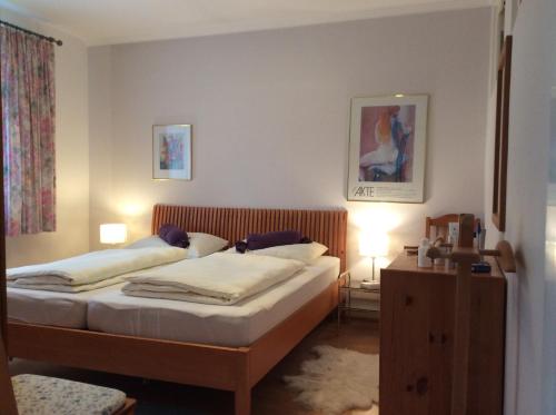Un pat sau paturi într-o cameră la Appartement Planaiblick