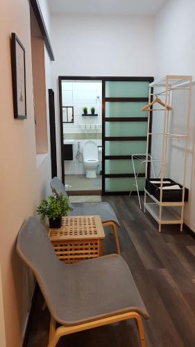 um quarto com uma cadeira e uma casa de banho com um WC em Rooms only @KKB em Kuala Kubu Baharu