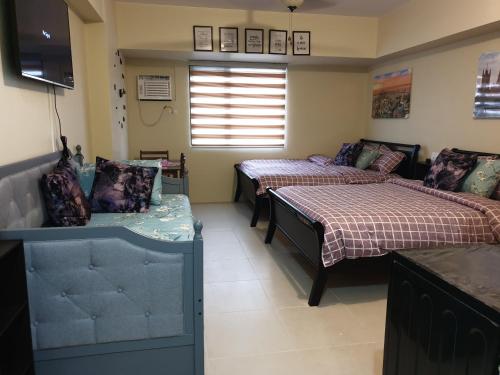 Кровать или кровати в номере Tagaytay Serin by Bea and RM