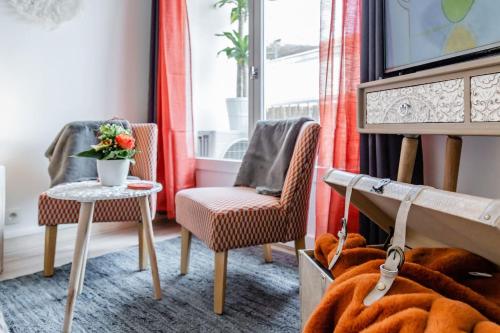 a room with two chairs and a table and a window at Studio centre ville avec parking in Sanary-sur-Mer