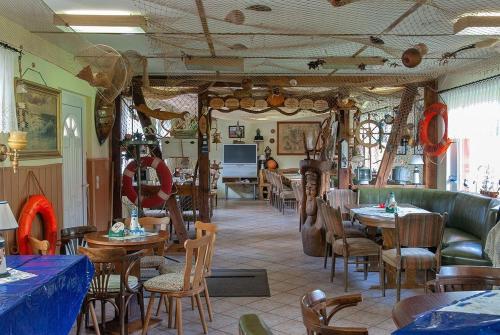 ein Restaurant mit Tischen und Stühlen in einem Zimmer in der Unterkunft Familienzimmer mit Gemeinschaftsbad in Groß Banzelvitz
