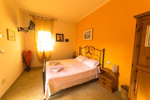ヴィエステにあるB&B Uliveto del Garganoのベッドルーム(ベッド1台、ランプ付)