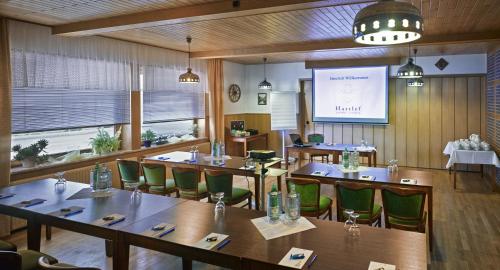 Un restaurante o sitio para comer en Hartlef´s Gasthof