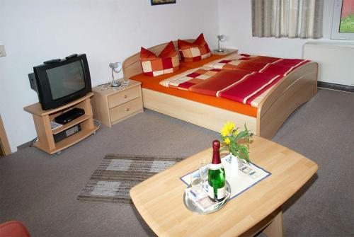 Uma cama ou camas num quarto em Doppelzimmer mit Gemeinschaftsbad