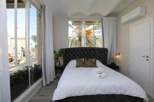 ein Schlafzimmer mit einem Bett mit einem Teddybär drauf in der Unterkunft Jaffa Garden boutique in Tel Aviv