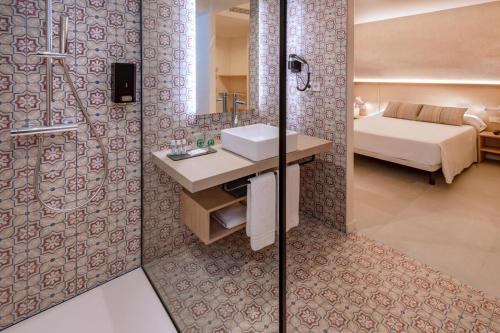 Кровать или кровати в номере Hotel Alhambra