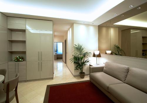 A seating area at Harry's Bar Trevi Luxury Apartments - Mignanelli