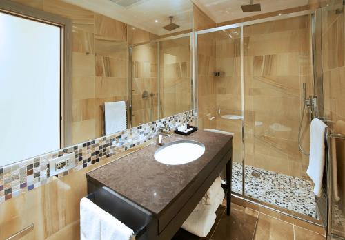 A bathroom at Harry's Bar Trevi Luxury Apartments - Mignanelli