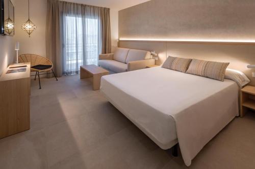 Кровать или кровати в номере Hotel Alhambra