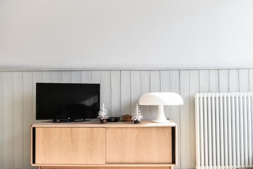 Μια τηλεόραση ή/και κέντρο ψυχαγωγίας στο Appartement La Vallée Blanche avec parking gratuit