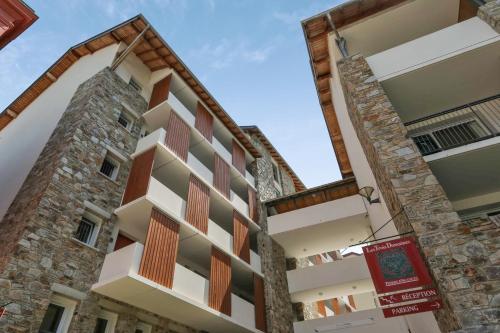 fachada de un edificio con balcones de madera en Résidence Pierre & Vacances Les Trois Domaines en Ax-les-Thermes