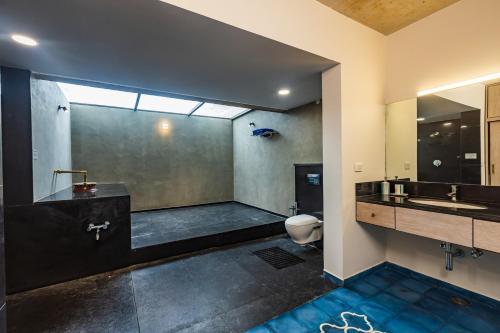A bathroom at SaffronStays Riverstone, Mysuru