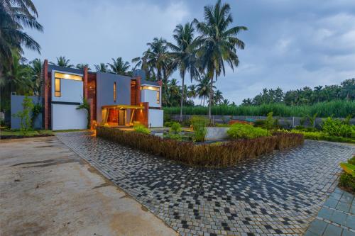 Jardín al aire libre en SaffronStays Riverstone, Mysuru