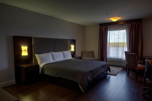 Gulta vai gultas numurā naktsmītnē Hotel De La Borealie