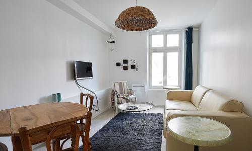 TV a/nebo společenská místnost v ubytování Appart'Hôtel de Paris