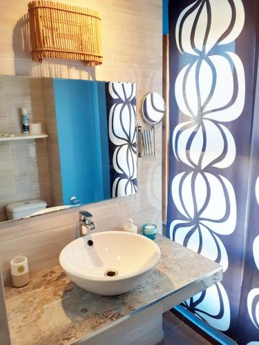 a bathroom with a sink and a mirror at Pension Arena Alicante in Alicante