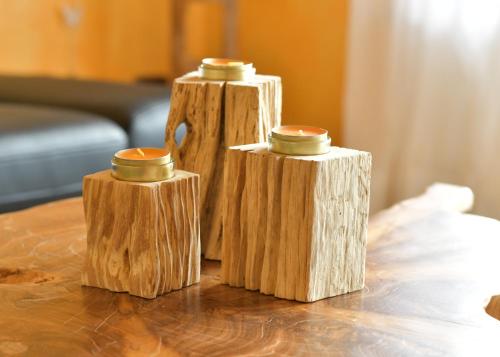 three wooden stumps sitting on top of a table at Ferienwohnungen Eisler in Abensberg